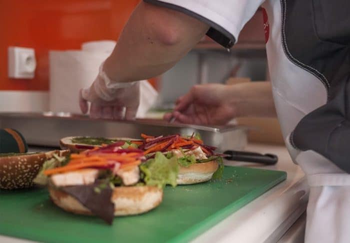 Nos restaurants universitaires proposent aux étudiants des sandwiches et des salades thématiques, en “éditions limitées”.