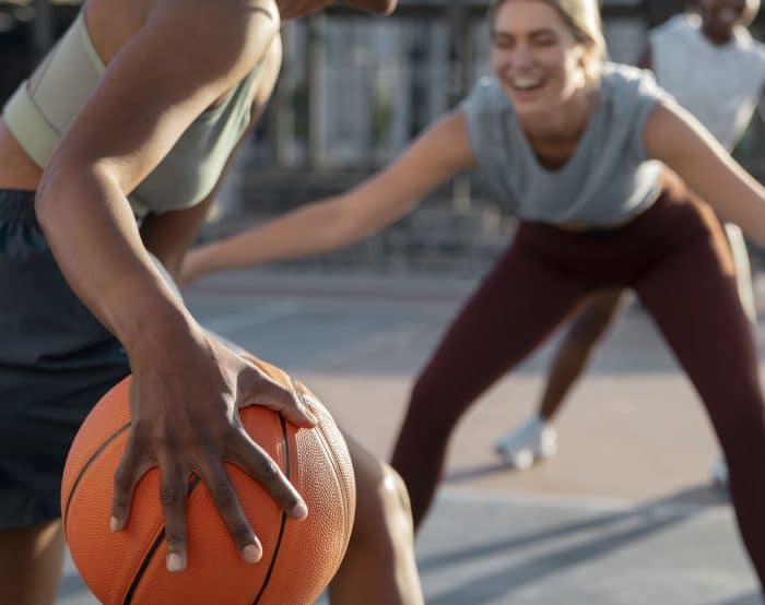 Kermesse de rentrée 1 side view female friends playing basketball 1